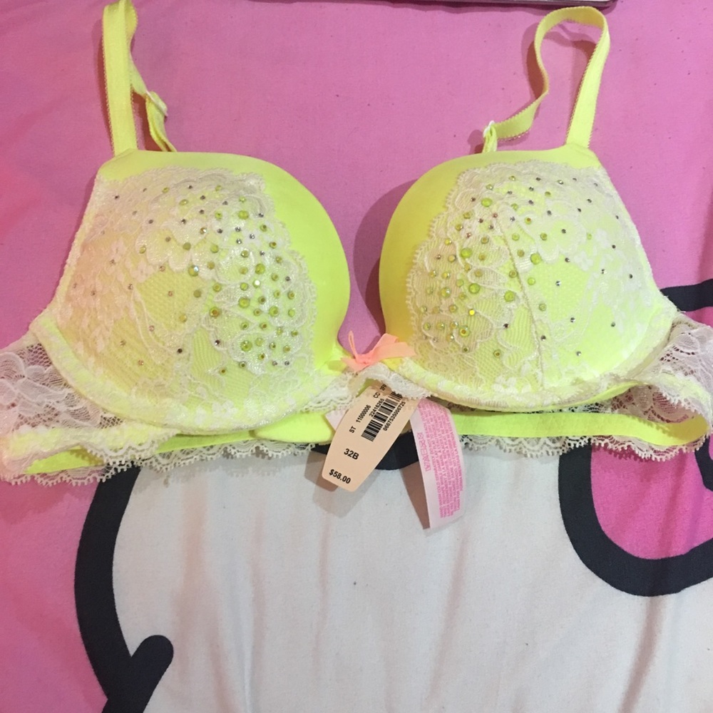 3 bras Victoria secret bra . NWOT